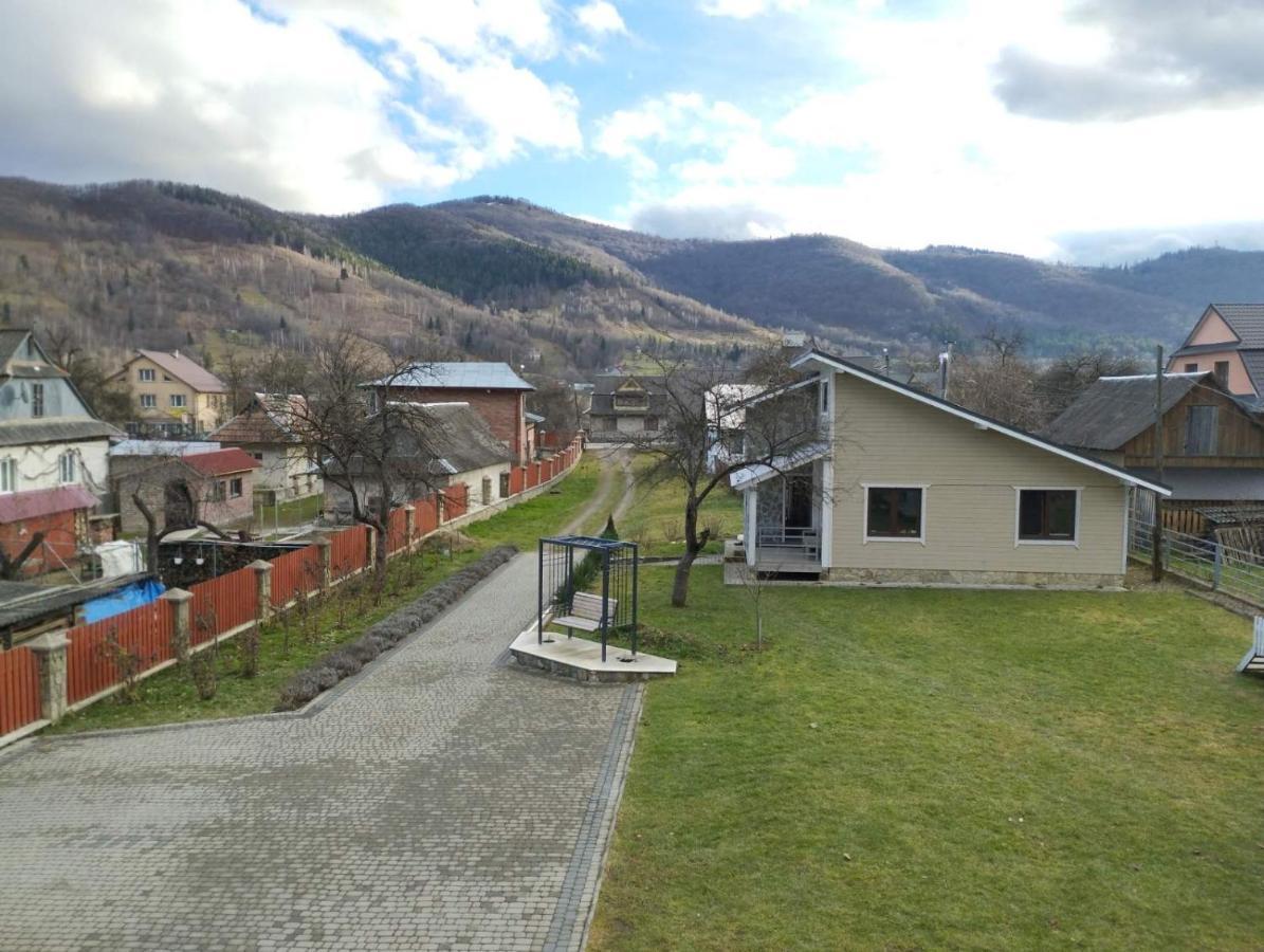 Lucy Hotel Yaremche Exterior photo